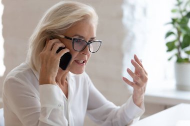 Kızgın orta yaşlı çalışanın hoş olmayan bir telefon konuşması var.