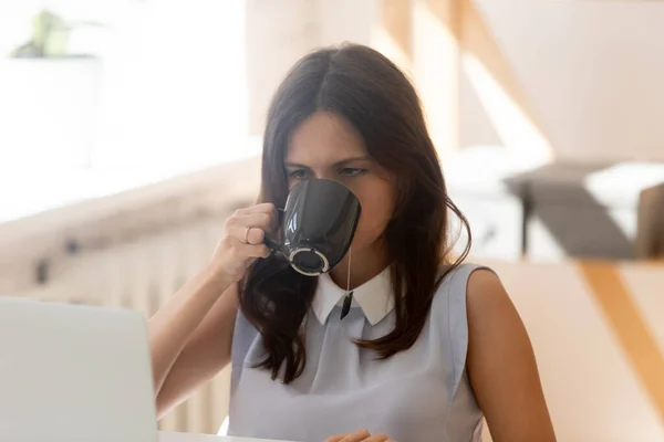 Exhausted female employee lack motivation at workplace — Stock Photo, Image