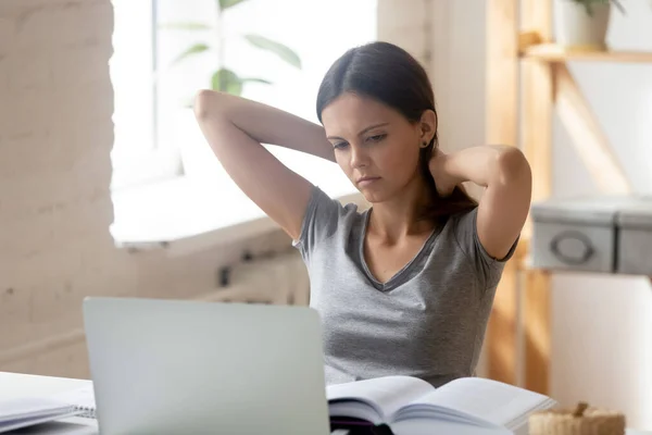 Cansada chica millennial agotado de tarea asignación o estudio — Foto de Stock