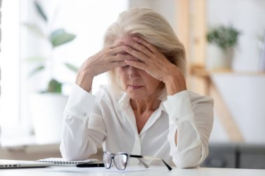 Hüsrana uğramış olgun bayan çalışanlar iş yerinde sıkıntılı hissediyorlar.