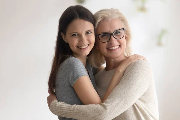 Ritratto di madre anziana felice e figlia adulta che abbraccia — Foto Stock