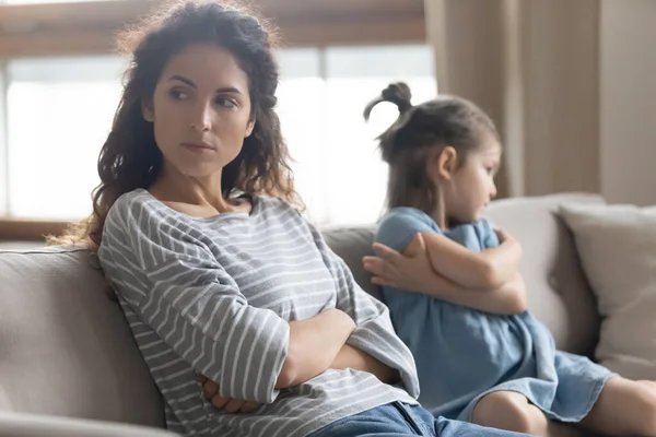 De cerca madre molesta e hija pequeña después de la pelea — Foto de Stock