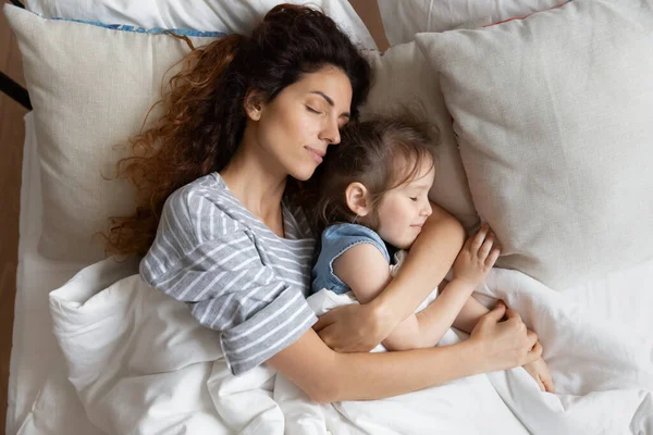 Vista dall'alto pacifica madre amorevole e piccola figlia che dormono insieme — Foto Stock