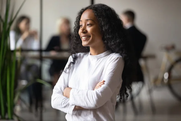 Mujer de negocios afroamericana sonriente soñando con un buen futuro — Foto de Stock