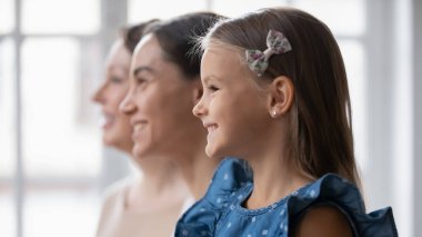 Üç kuşak kadının profil görünümü mesafeli görünüyor