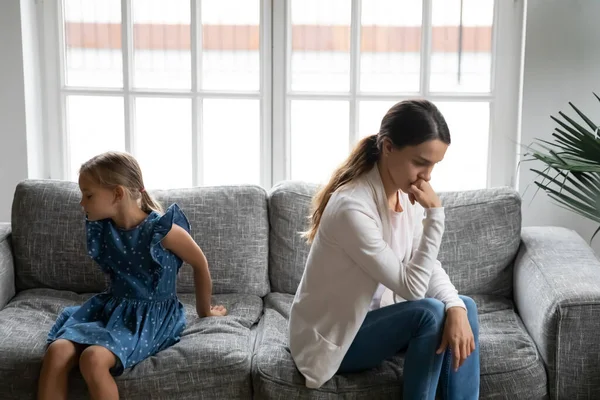 Offended young mom and small daughter fight at home — Stock Photo, Image