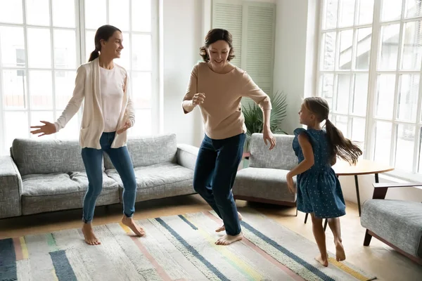 Drie generaties vrouwen dansen samen thuis — Stockfoto