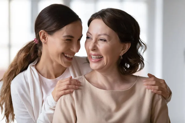 Sorrindo adulto filha abraçar mãe mostrando amor — Fotografia de Stock