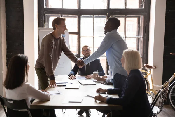 Zwei unterschiedliche Geschäftspartner beim Händeschütteln nach erfolgreichen Verhandlungen — Stockfoto