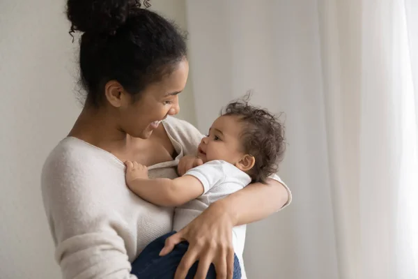 Soins Maman Afro Americaine Accalmie Petit Bebe Embrassez Un Seul Stock Photo