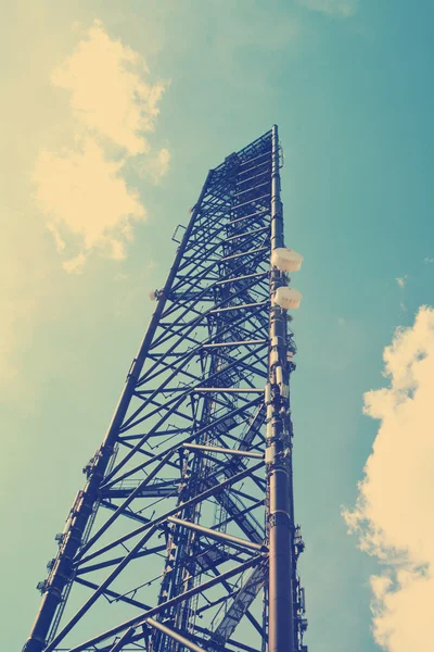 Антенна телекоммуникационного мачта — стоковое фото