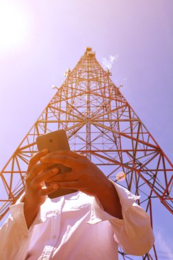 Bir akıllı telefon telekomünikasyon Kulesi tutan kadın