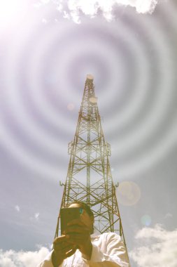 Akıllı telefon telekomünikasyon tower yakınındaki kadınla