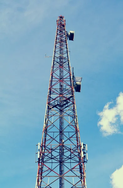 Antena televisi tiang telekomunikasi — Stok Foto