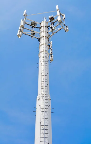 Antena de televisión de mástil de telecomunicaciones — Foto de Stock