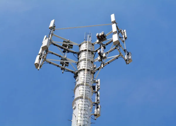 Antena de televisión de mástil de telecomunicaciones — Foto de Stock