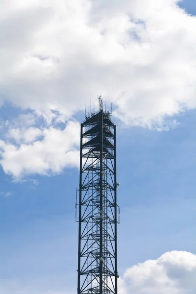 Антенна телекоммуникационного мачта — стоковое фото