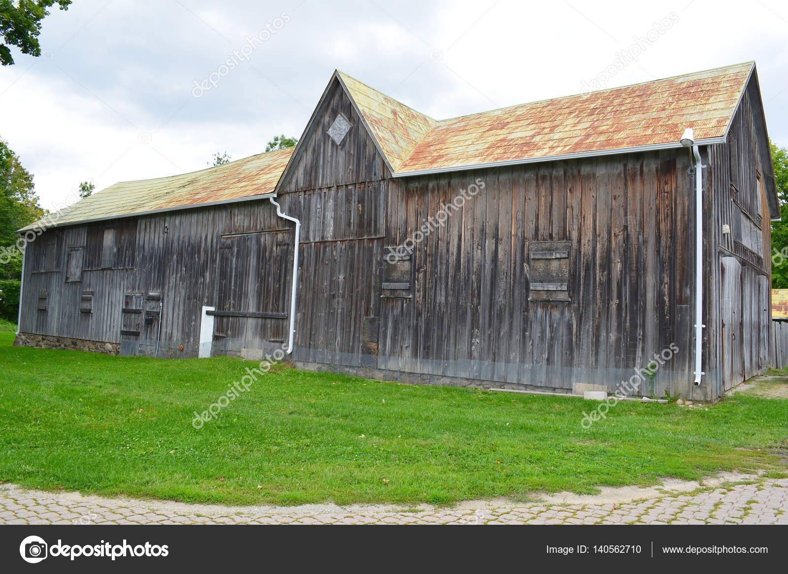 Oude grijze rustieke schuur — Stockfoto © goldenshrimp #140562710 Oude grijze rustieke schuur — Stockfoto © goldenshrimp #140562710