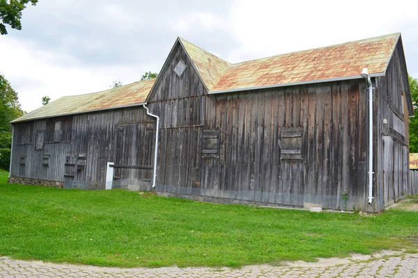 Old gray rustic barn — Stock Photo, Image