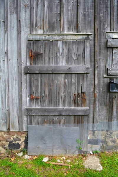 Porta do celeiro com ferrugem — Fotografia de Stock