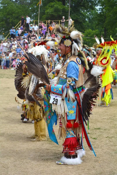 Bailarinas de plumas de lujo Powwow —  Fotos de Stock