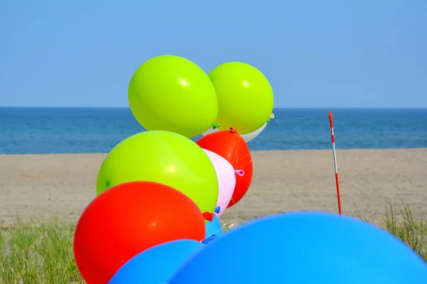 Mavi gökyüzü üzerinde çok renkli balonlar — Stok fotoğraf