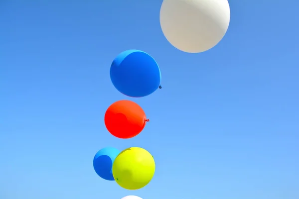 Balões multicoloridos no céu azul — Fotografia de Stock