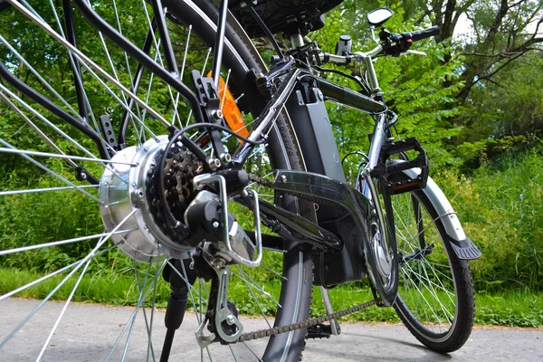 Bici eléctrica en el parque — Foto de Stock