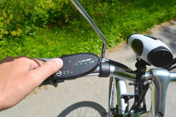 Mann dreht auf Elektro-Fahrrad — Stockfoto