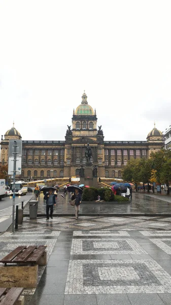 Visitantes na Praça Venceslau e Museu Nacional — Fotografia de Stock