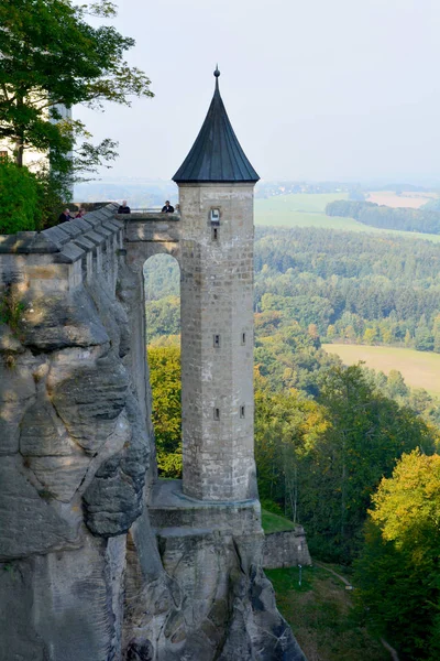 Visiteurs à la forteresse de Festung Konigstein — Photo