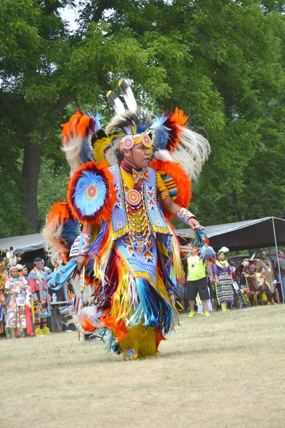 Fantasievolle Federtänzerinnen powwow — Stockfoto