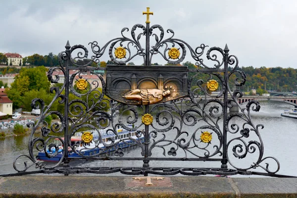 Jan Nepomuk σταυρό στη γέφυρα του Καρόλου — Φωτογραφία Αρχείου