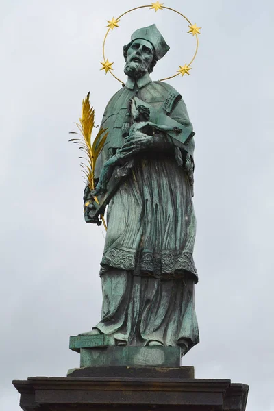 Johannes av Nepomuks staty på Karlsbron — Stockfoto