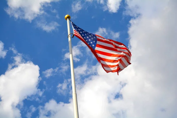 Amerikaanse vlag in de blauwe hemel — Stockfoto