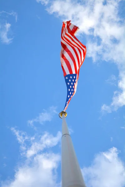Amerikaanse vlag in de blauwe hemel — Stockfoto