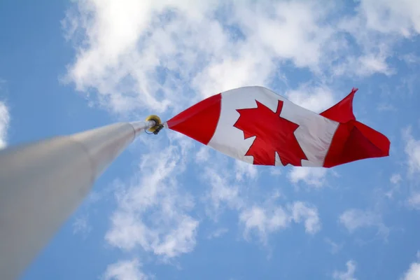 Vlajka Kanady létající oblohy — Stock fotografie