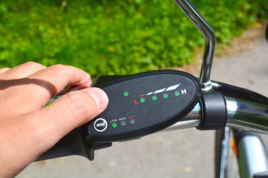 Elektrikli bisiklet dönüm adam