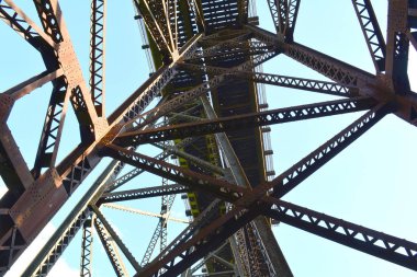 Paslı metal tren yolu Köprüsü