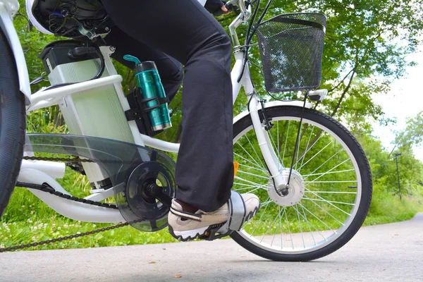 Mężczyzna jazda e-bike — Zdjęcie stockowe