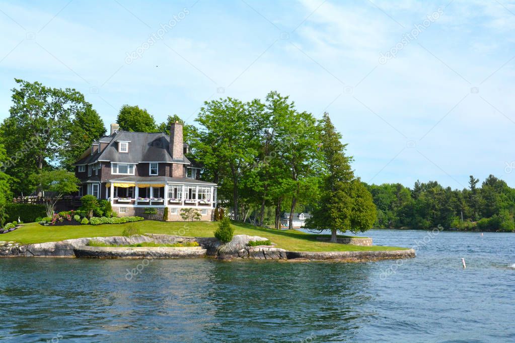 Island with house in Thousand Islands Region — Stock Photo