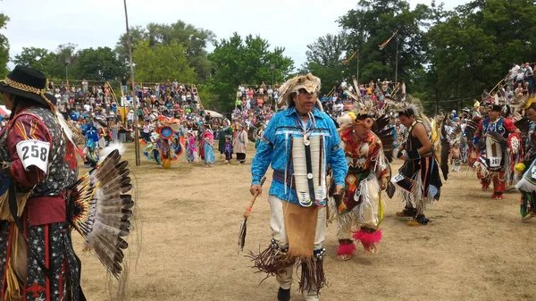 Fancy fjäder dansare Powwow — Stockfoto