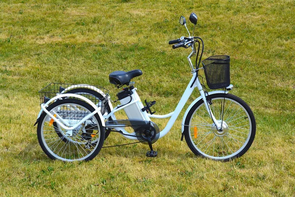 Elektrische driewieler in het park — Stockfoto