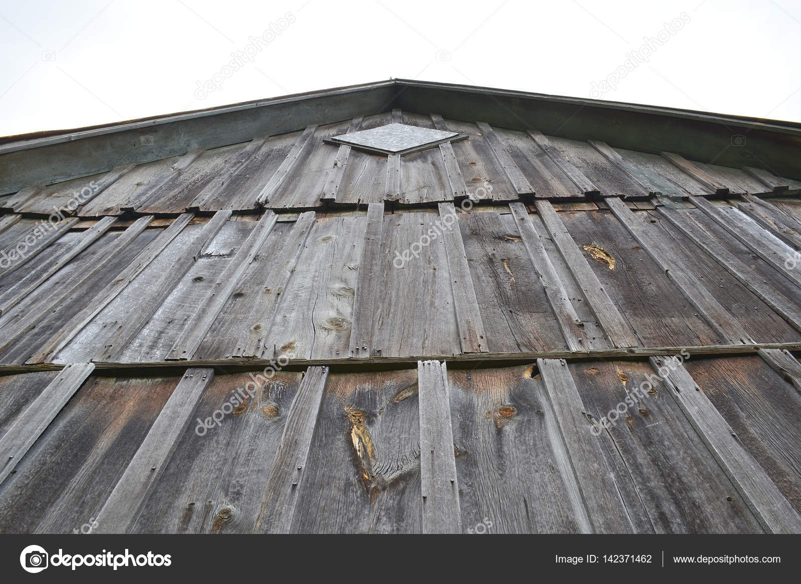Oude grijze rustieke schuur — Stockfoto © goldenshrimp #142371462 Oude grijze rustieke schuur — Stockfoto © goldenshrimp #142371462