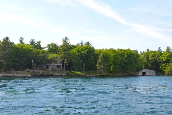 Ö med hus i tusen öar Region — Stockfoto