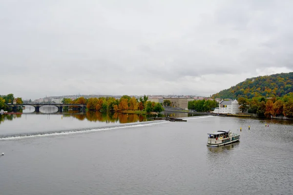 Pont Charles vue sur la rivière Vltava — Photo