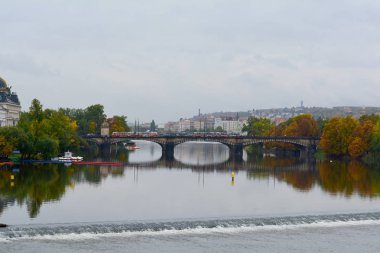 Charles Köprüsü görünümü Vltava Nehri üzerinde