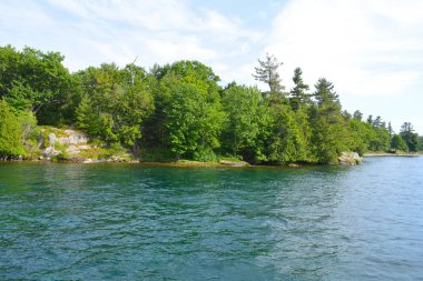 St. Lawrence Nehri üzerinde kayalık ada 