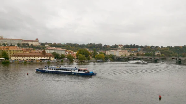 Ponte Charles vista sobre o rio Vltava — Fotografia de Stock