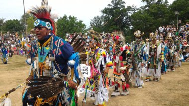 Süslü tüy dansçılar Pow wow